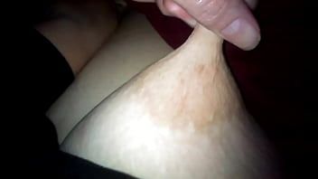 play Harde tepels trekken en tieten slaan, duttende grote doorhangende tiet van ex-vrouw!!