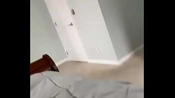 Afspelen Vrienden hete moeder maakt zoon's vriend 's ochtends wakker