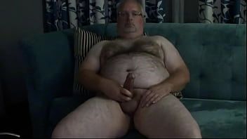 Putar Jacking off di sofa hotel sambil menonton film porno
