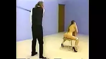 play Azotando a la puta atada a una silla julia