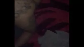 Putar Kreol tulang merah sialan di rumah pacar ibu saat dia menonton tv di ruang tamu