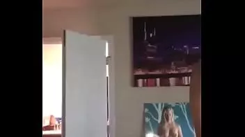 Afspelen De vrouw van de beste maat wordt geneukt terwijl hij aan het werk is