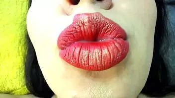 再生 巨大なおっぱいを持つ美しい熟女はふくらんでいるしなやかで遊ぶ！