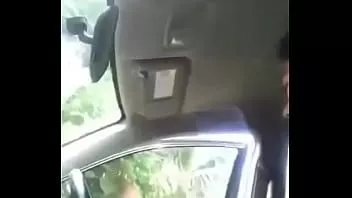 再生 巨乳のかわいいインドネシアの女の子は車の中でディックを吸う