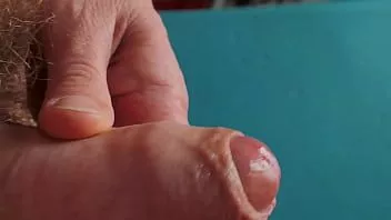 Oynat Yandan mastürbasyon. kesilmemiş, sünnetsiz penis.