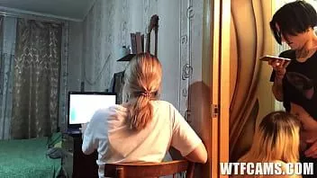 play Горячая крошка-блондинка трахнула парня своего соседа по комнате, пока она работает