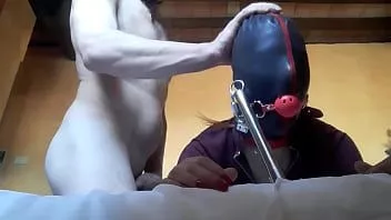 play Atada a una máquina, enmascarada y encapuchada, tiene que chupar una gran polla