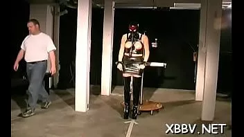 Reproducir Nena astuta está mostrando sus grandes pezones duros