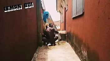 Putar Persetan putri tetangga saya saat mandi di kamar mandi umum (di luar)