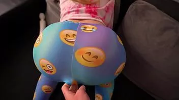 Redare Surprins masturbându-se sora vitregă cu fundul gras