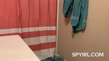 play Pelirroja de tetas grandes antes y después de la ducha.