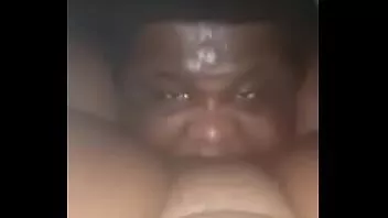 play Curva de abanos se mănâncă păsărică de un taur negru