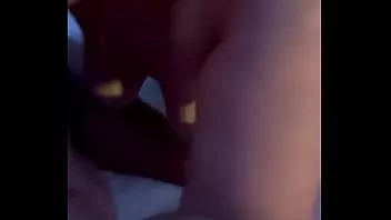 Afspelen Hete vrouw neukt jonge stier zonder condoom