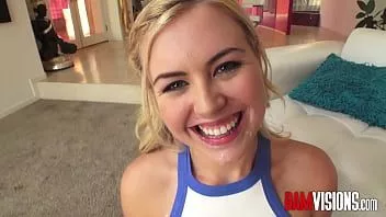 play Blondie Sommertag Deepthroating einen großen Schwanz und bettelt um Anal