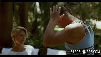 Afspelen Mam, we moeten stoppen. mijn vrienden beginnen achterdochtig te worden!