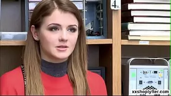 Jouer Rosalyn s'agenouille et essaie de sucer la bite d'un mec