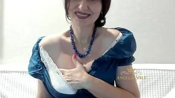 play 角質のブルネットの熟女は彼女の美しい長いイブニングドレスを脱ぎ、クソのために開かれた彼女のお尻に若いペニスが欲しいので後背位をしました / アンジェラ熟女