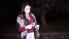 Abspielen Vollbusiges Teen verliert Spiel und lässt sich in einem Fake-Taxi in die enge Muschi ficken