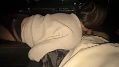 play Intensiver Auto-Blowjob einer brünetten Studentin auf öffentlichem Parkplatz