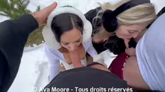 play Triori în zăpadă: Blondă MILF și Brunetă Amatori Deepthroat Cocks, fețe pline de spermă