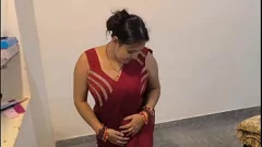 Reproducir Housewife sensual en sari rojo no puede tener suficiente de su gran polla