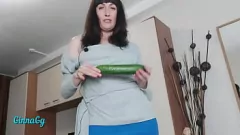 play El cremoso coño cremoso de la Morena Milf se filtra en todo el pepino en solitario HomePlay