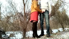 play Curvy MILF Elena da mamada pública y orina al aire libre
