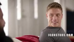 Jouer Le beau-père musculaire donne la première pipe au beau beau-fils