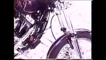 Oynat Siyah kıyafetli çarpıcı sarışın tatlı pasta, sahibinin motor kafasının büyük penisini sürmeden önce harika cilalı bisikletle cilalamaktan mutlu.