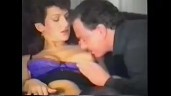 تشغيل رجل غريب يحب لعق الحمار من امرأة سمراء فاتنة الساخنة ومغرية ، المداعبة بإصبعه ولكن توقف دون اختراق الشرج وأكل حمله انخفض على أردافها