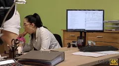 播放 Elis Dark，戴眼镜的捷克熟女，在性感办公室试镜中为贷款口交