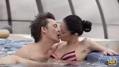 Oynat Angie Moon, Yüze Boşalmayla Biten Yaşlı Kocasıyla Şehvetli Oral Seks ve Seks