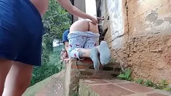 play Kız kardeşimle evin arkasında oynuyoruz