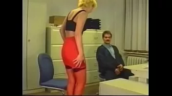 play 角質の男は、彼女の足をドアに入れて、昼休みの間にチームワークのスキルを学ぶために、色白の髪とはつらつとしたおっぱいを持つ彼の魅力的な若い同僚を提案しました