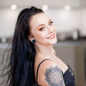 Actrita Alessa Savage